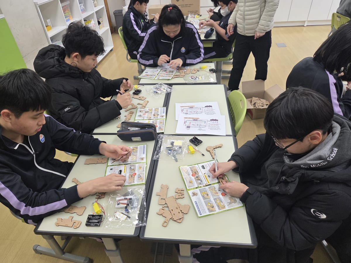 AI 교육의 새 시대 이호중학교 달팽이 로봇 체험